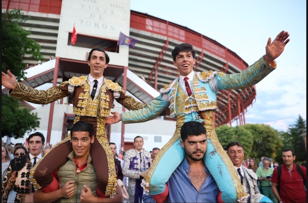 El Mene conquista la Puerta Grande en una exigente novillada de Brazuelas en Colmenar Viejo