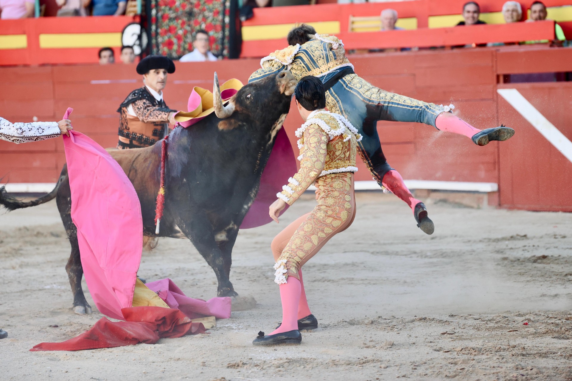 Román, herido en Requena tras una voltereta que le impidió continuar la lidia