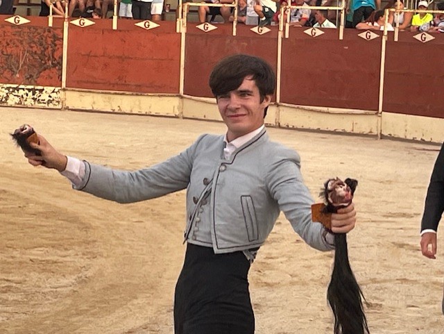 Mario Vilau suma y sigue, cuatro orejas hoy en Cogollos de Guadix