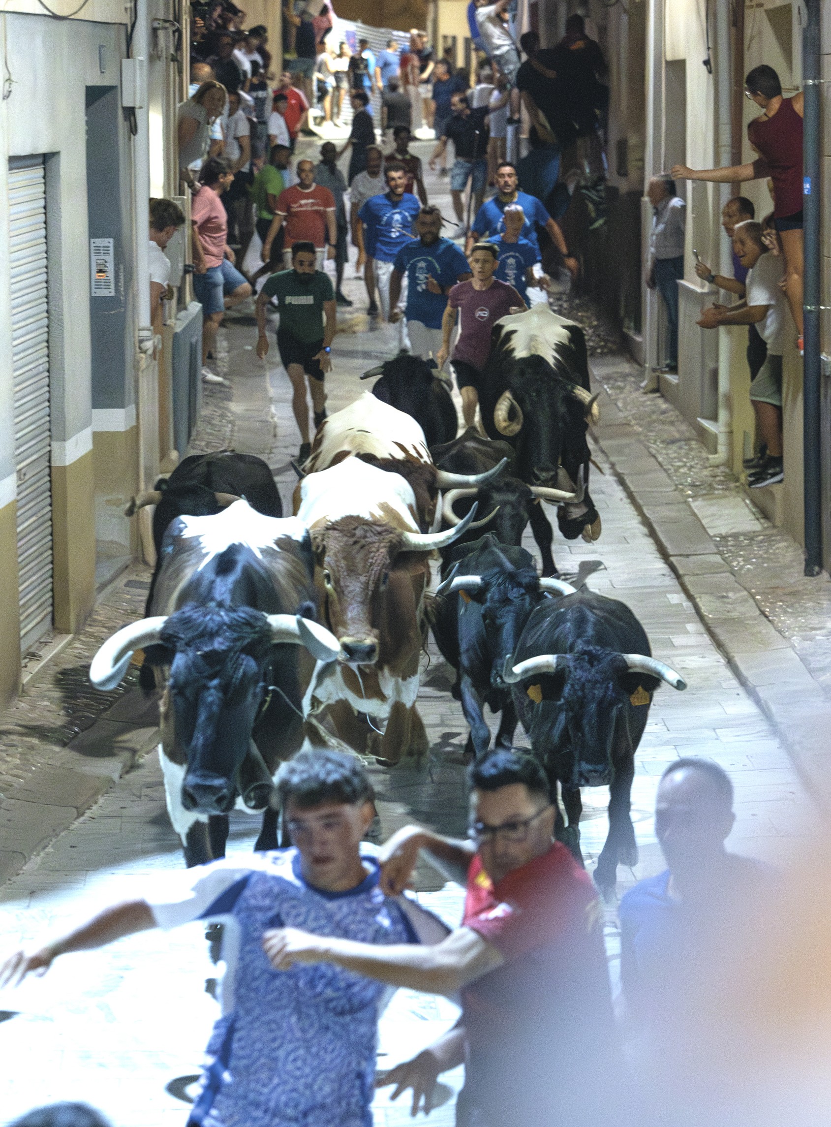 El primer encierro nocturno de la historia de Blanca deja vertiginosas carreras por las calles del casco antiguo de Blanca