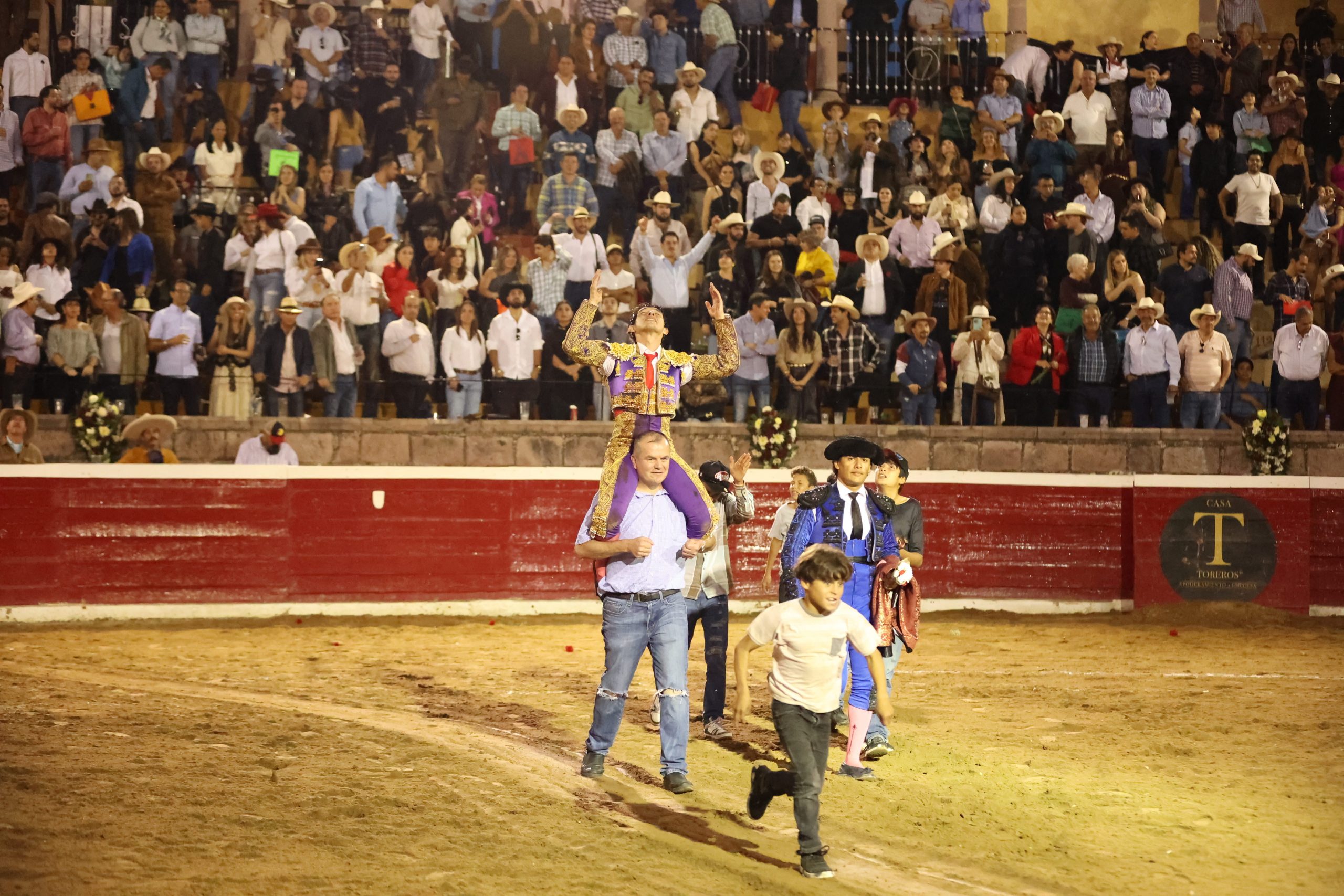 Isaac Fonseca a hombros en San Miguel El Alto