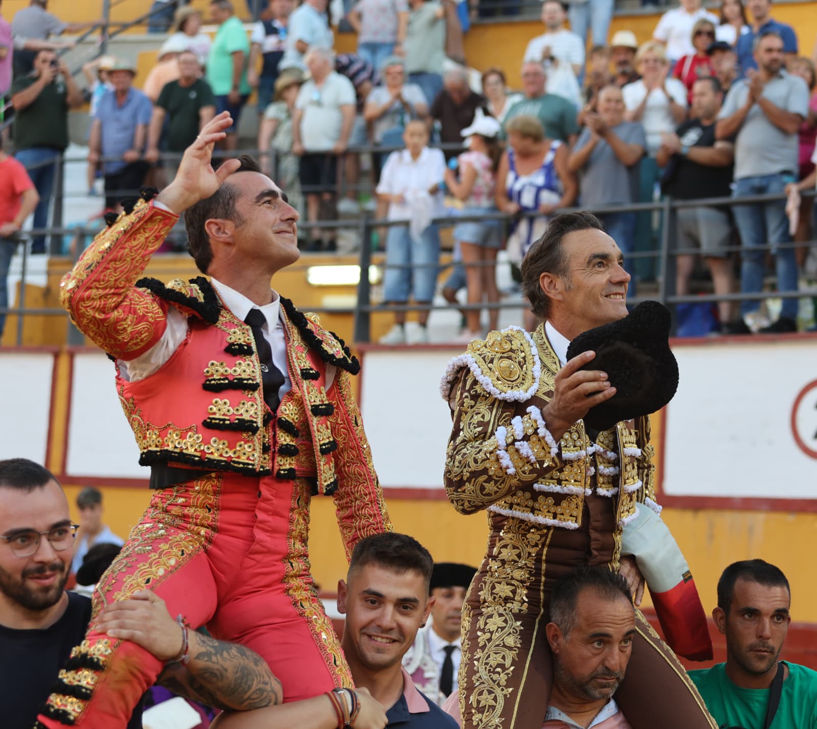 El Cid y El Fandi, a hombros en una plaza de Bolaños recuperada para el toreo