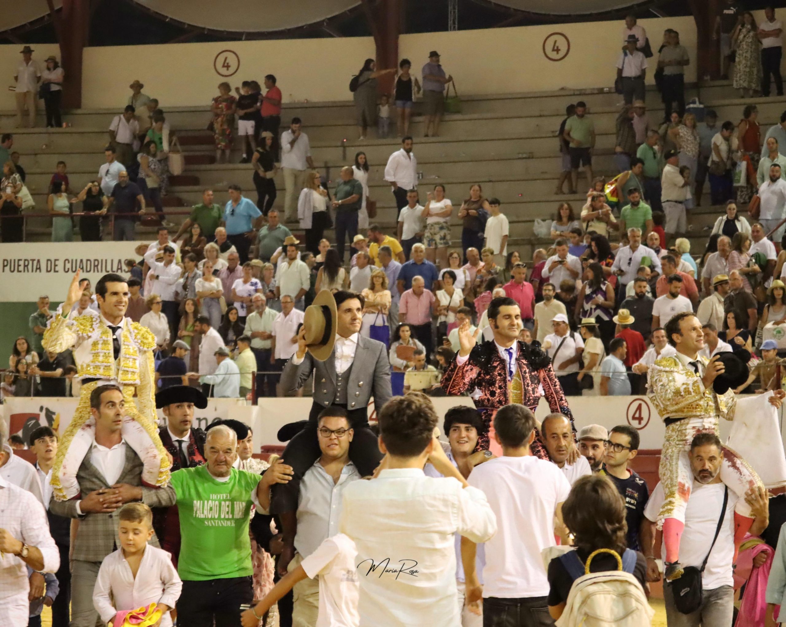 Todos a hombros en Don Benito