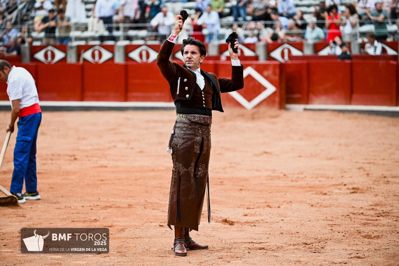 Ventura, dos orejas bajo el diluvio en la tarde de rejones en Salamanca