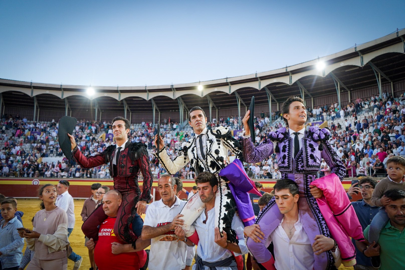 Roca Rey, Talavante y Tomás Rufo barren en la última de Feria y salen a hombros en una tarde redonda