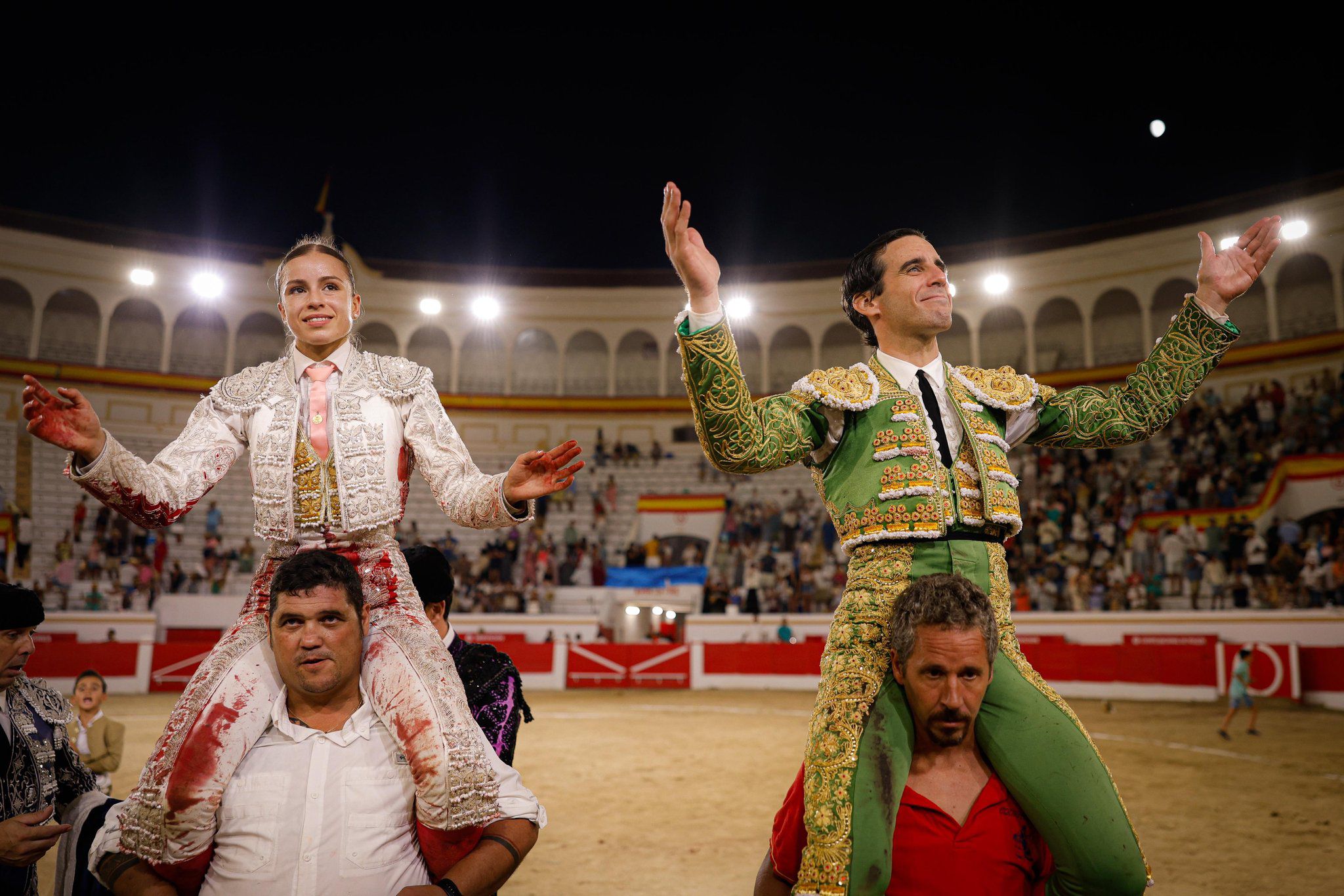 Olga Casado y Juan Ortega, a hombros en una tarde de inspiración en Melilla