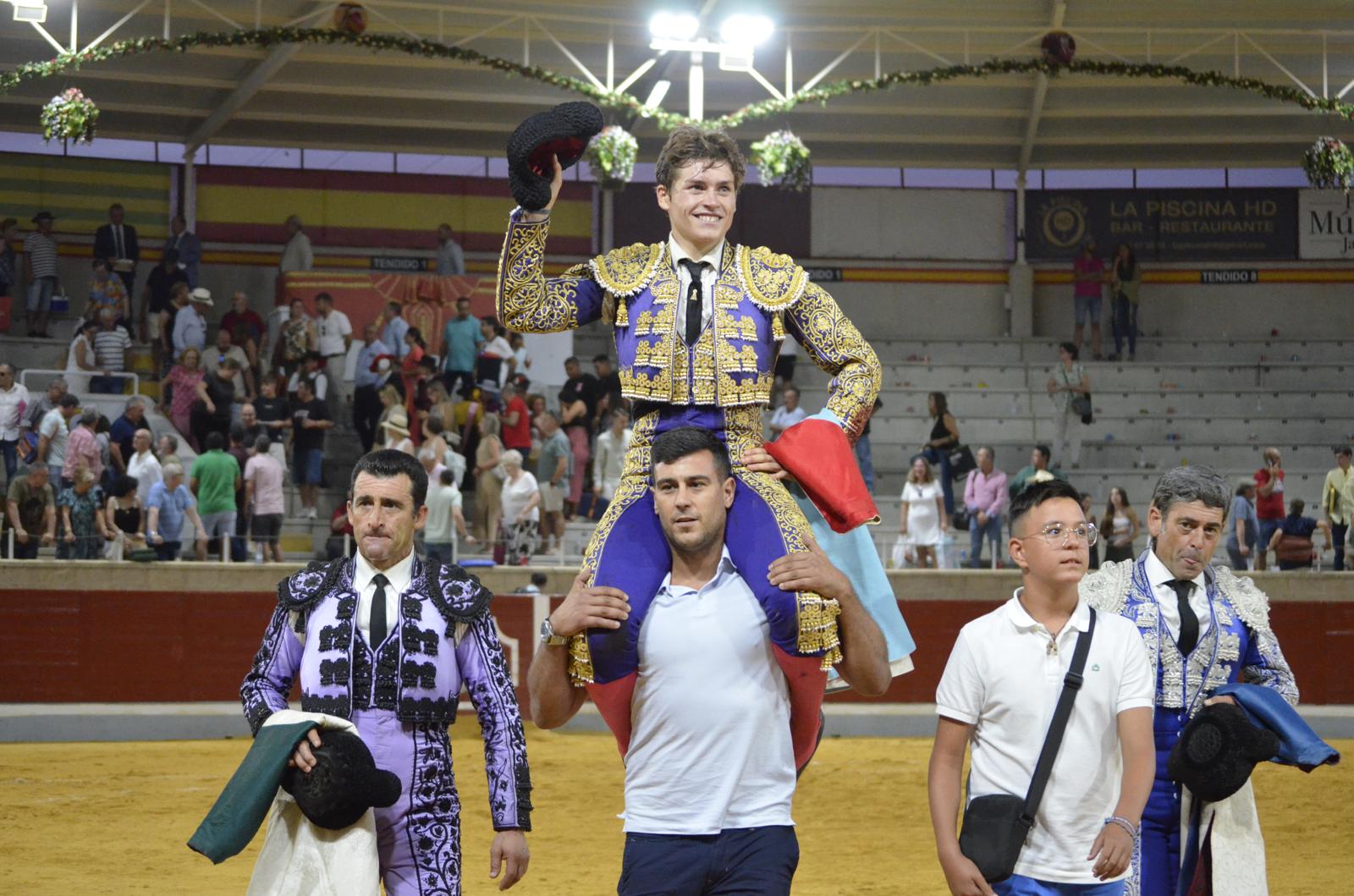 Álvaro Serrano abre la puerta grande en la segunda novillada del Alfarero de Oro