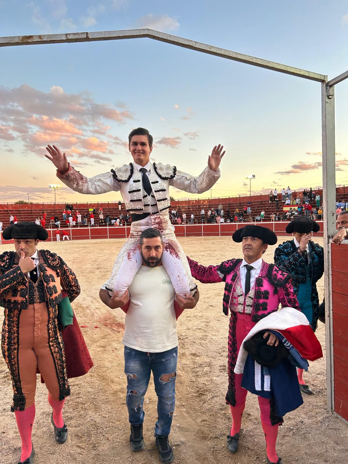 Jesús Romero a hombros en la primera novillada de Azuqueca