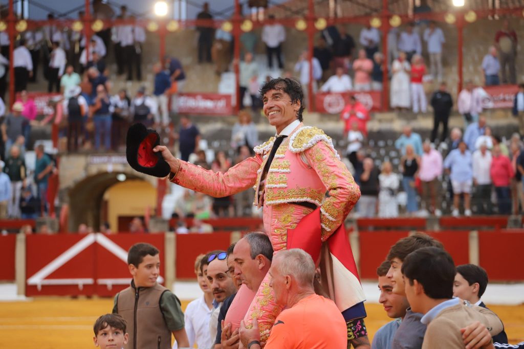 Curro Díaz, cinco orejas y Puerta Grande en su triunfal encerrona de Úbeda