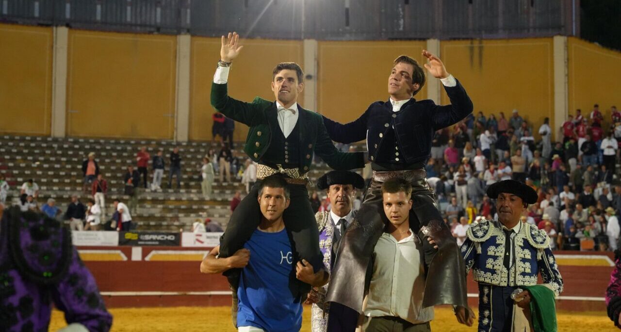 Puerta grande para Guillermo Hermoso y Sebastián Fernández en la mejor tarde de feria en Cuéllar