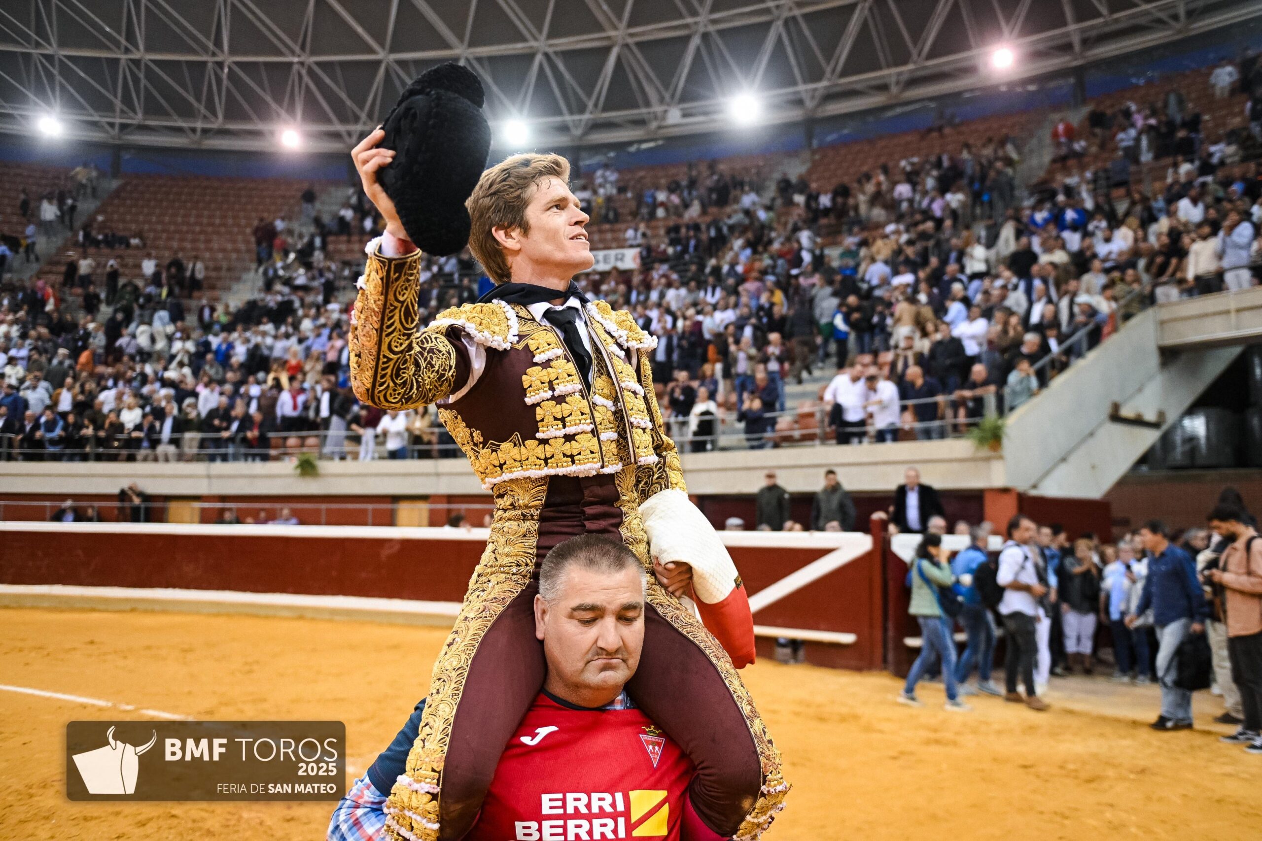 Borja Jiménez salva la tarde en Logroño con un triunfo in extremis