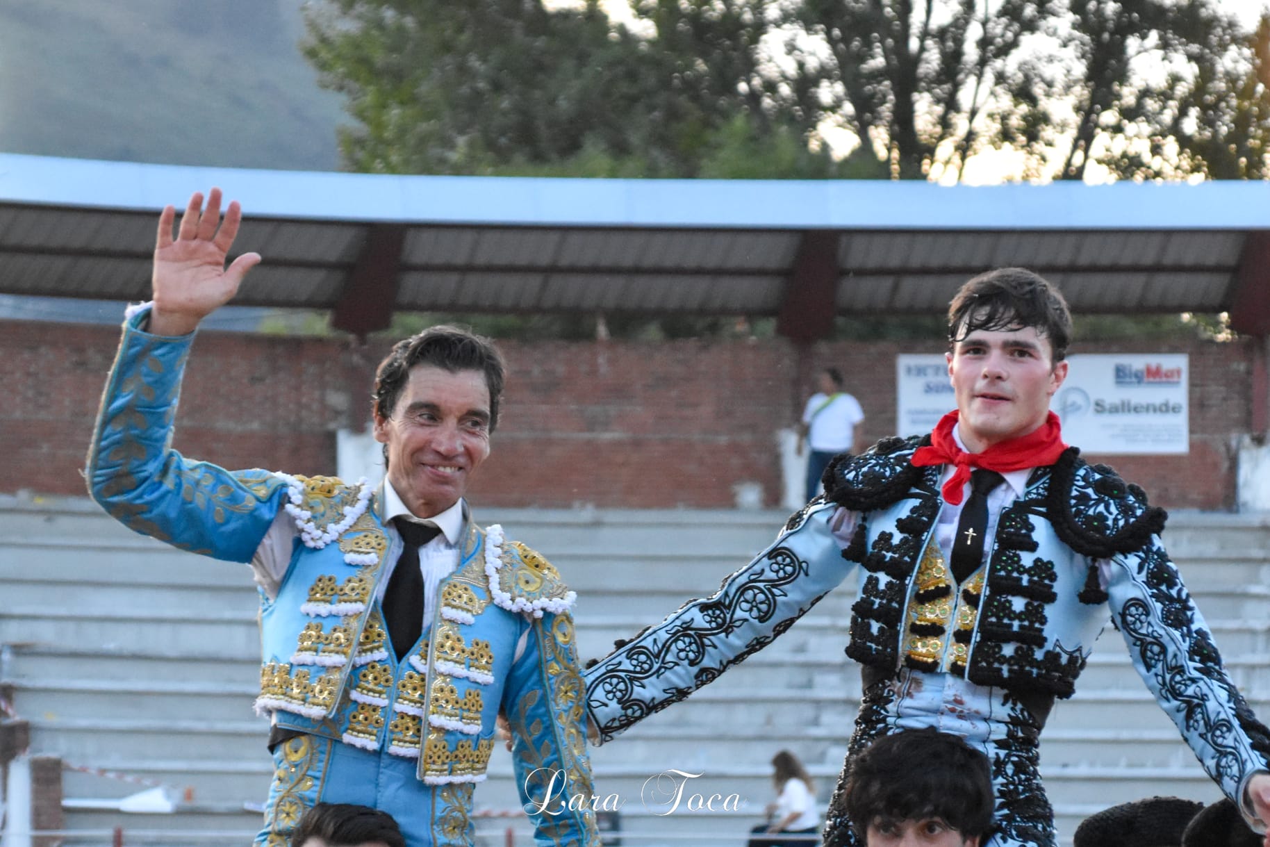 Curro Díaz y Tristán Barroso abren la Puerta Grande en Ampuero