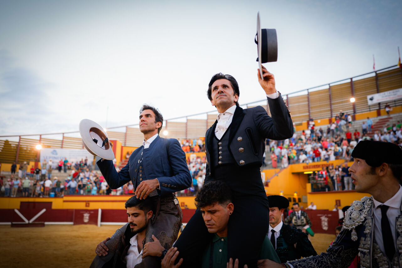 Sergio Galán y Diego Ventura a hombros de la primera de Almodóvar del Campo