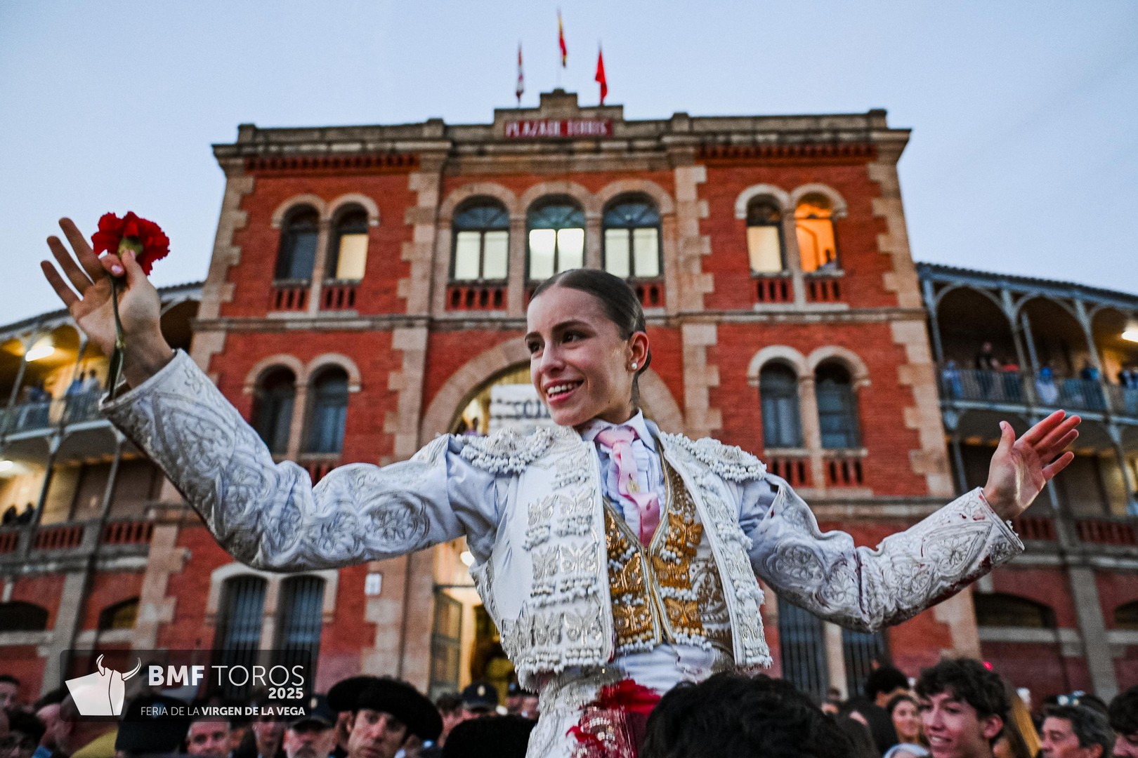 Olga Casado abre la primera Puerta Grande de la Feria de la Virgen de la Vega en Salamanca