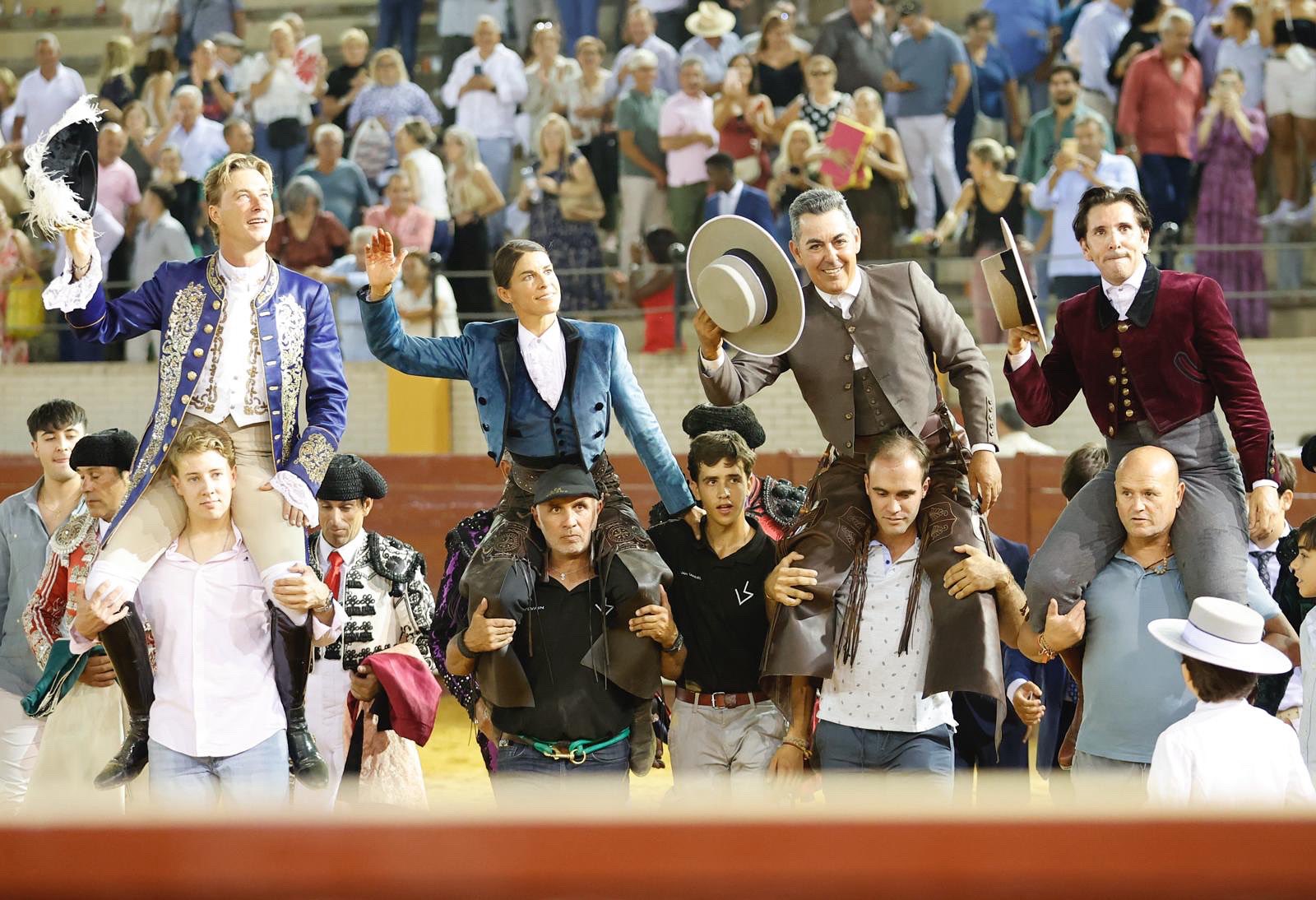 Triunfal corrida de rejones en Morón: Rui Fernandes, Ventura y Lea Vicens, a hombros