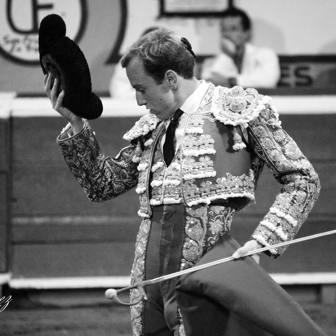 En la corrida celebrada en Requena, Román sufrió una aparatosa voltereta que le ocasionó varias fracturas y fisuras en las costillas
