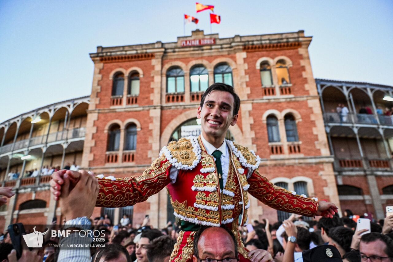 Ismael Martín, tres orejas y tercera Puerta Grande consecutiva en Salamanca