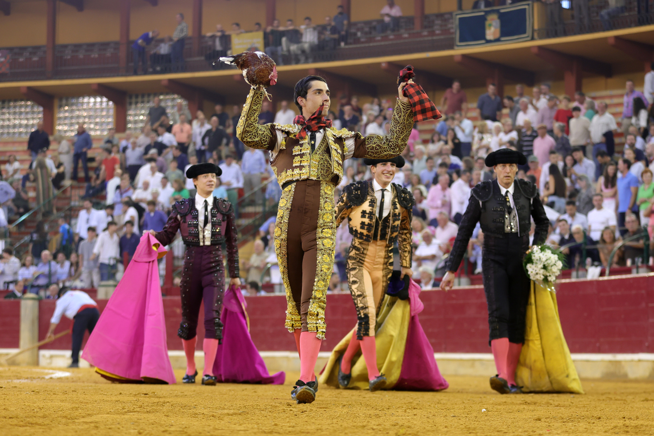 El Mene y Tomás Bastos pasean las primeras orejas de la Ferial del Pilar en Zaragoza
