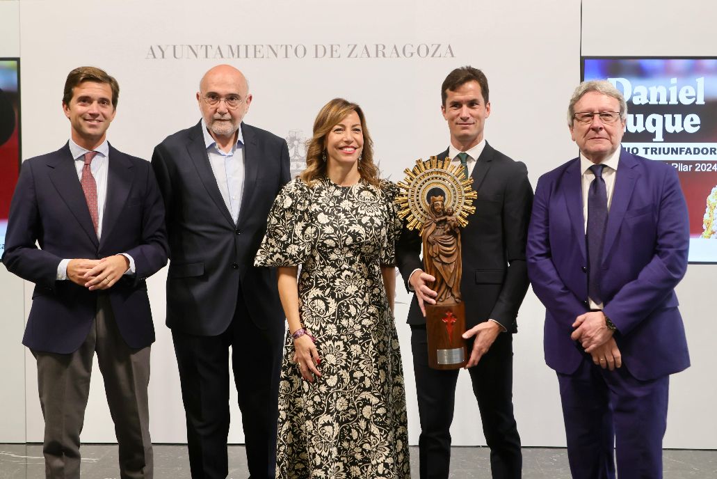 Natalia Chueca entrega el premio Triunfador de la Feria Taurina del Pilar 2024 a Daniel Luque