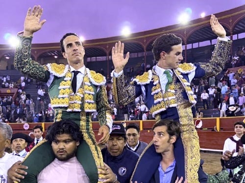 Fernando Adrián se consagra en Acho con tres orejas a hombros junto a Joaquín Galdós