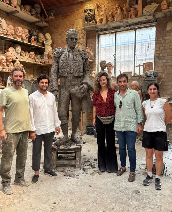 El autor de la escultura es el artista Martín Lagares, quien ha plasmado con detalle y sensibilidad la esencia del maestro