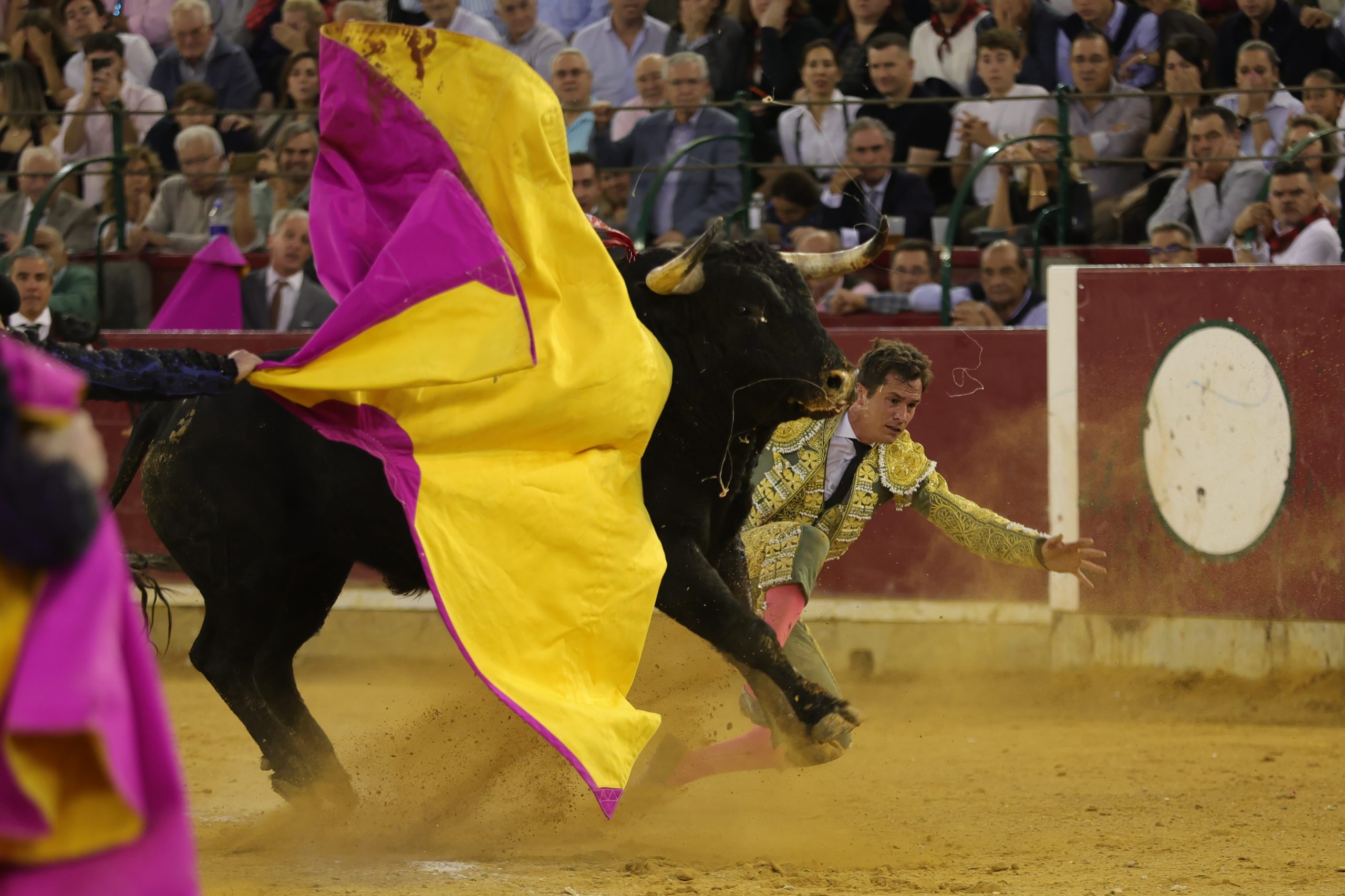 Daniel Luque, hospitalizado tras una dramática voltereta en Zaragoza
