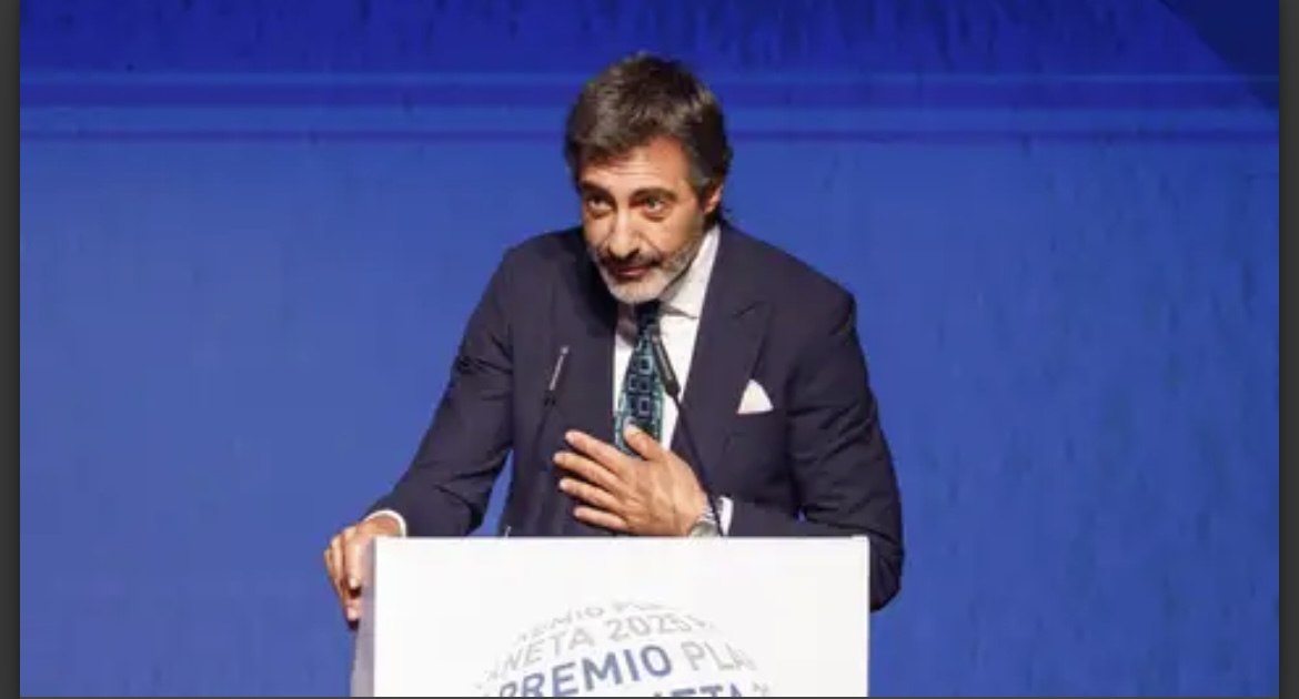Juan del Val, recibe el 74 premio Planeta
