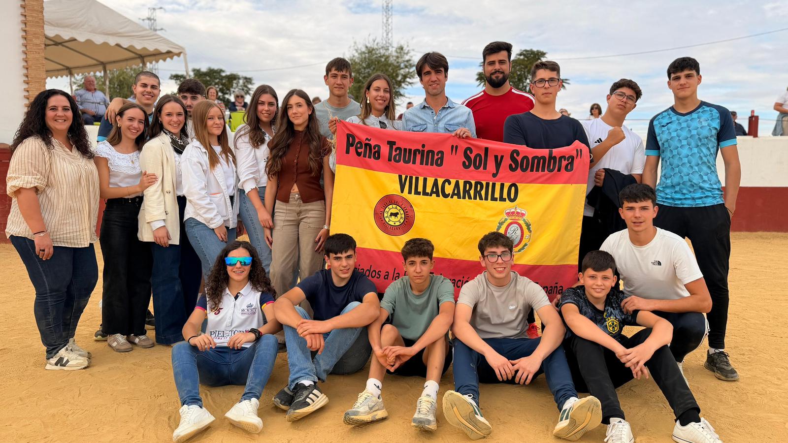 Adrián de Torres comparte jornada campera con un un numeroso grupo de aficionados jóvenes de Jaén