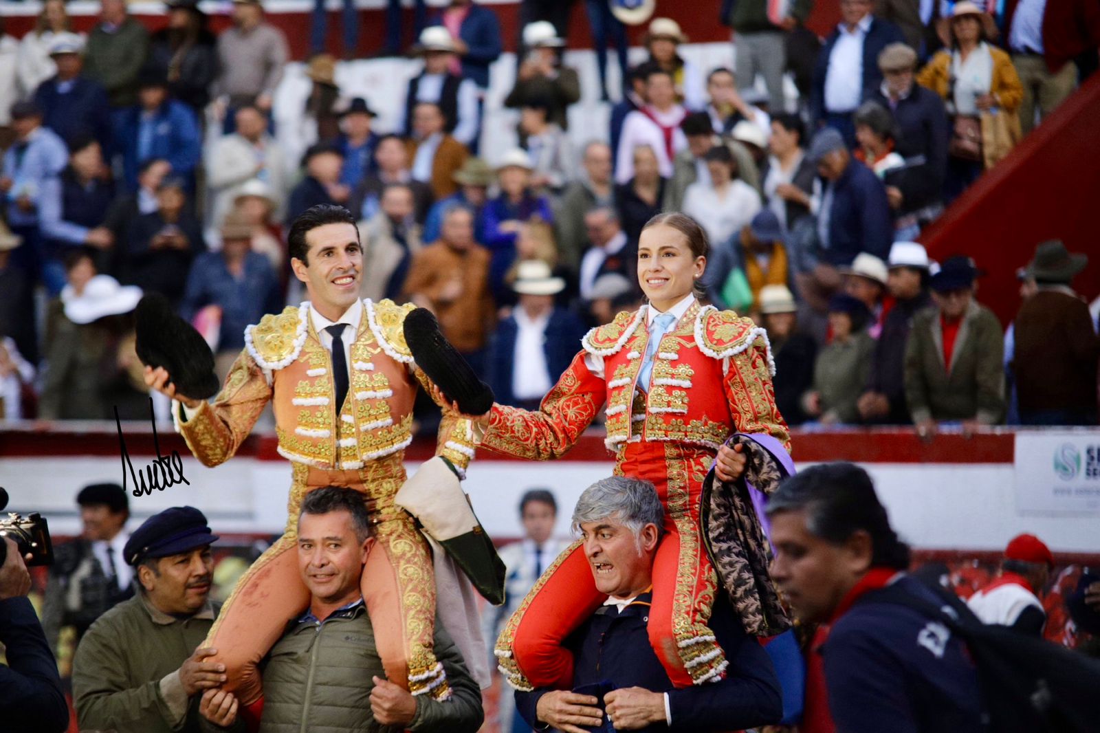 Un gran Talavante indulta a un excelente toro de Huagrahuasi y sale a hombros con Olga Casado
