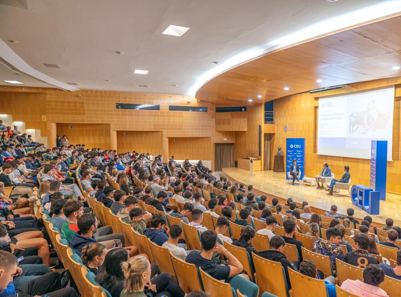 Pablo Aguado y Miguel Ángel Perera comparten con los jóvenes del CEU su visión sobre el toreo, la fe y la preparación mental