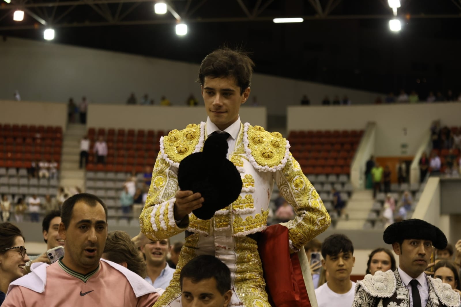 Juan Herrero toma la alternativa en Las Rozas y sale a hombros en una tarde triunfal