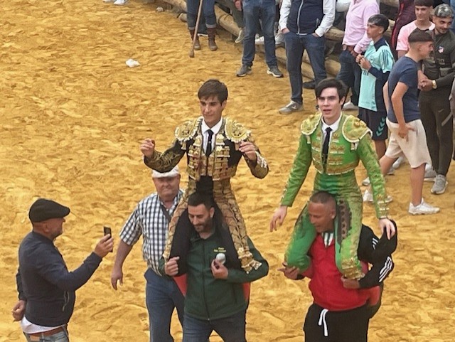 Mario Vilau y Antonio Aparicio a hombros en La Peza