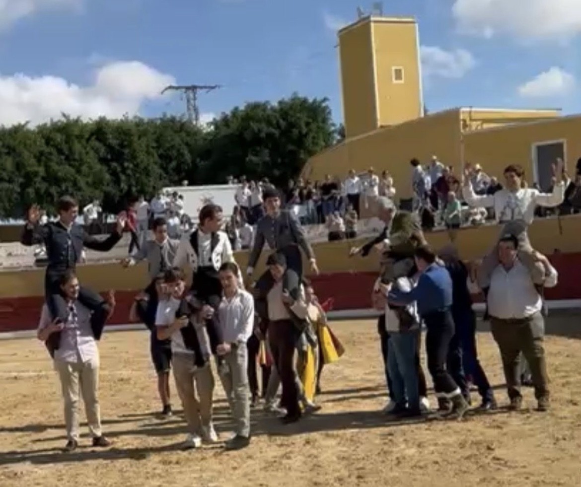Fuera del festejo lidio un novillo el profesor de la Escuela Taurina de Murcia “ El Toreo”el matador de toros Luis Sánchez 'Guerrita'