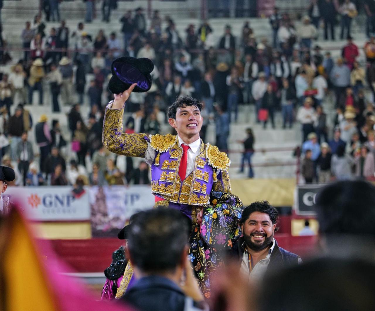 Fonseca se lleva la tarde en una plaza encendida con el toreo de Silveti y Roca Rey