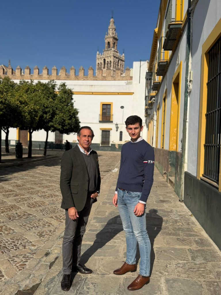 Carlos Tirado y Enrique Peña sellan un acuerdo de apoderamiento “a la antigua usanza” para impulsar la carrera del joven onubense