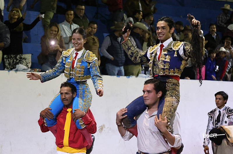 Antonio Magaña indulta un toro de Cortina Pizarro y sale a hombros con Míriam Cabas en Pabellón de Arteaga