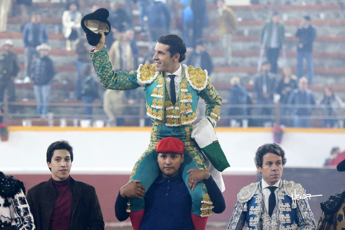 Máximos trofeos simbólicos para Talavante tras indultar un gran toro de Xajay en Juriquilla