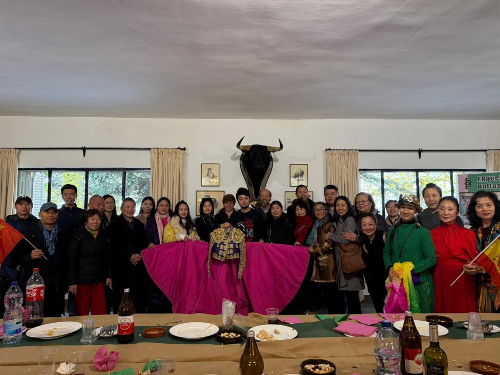 La cultura española y la china se dan la mano en una visita taurina a la ganadería Baltasar Ibán