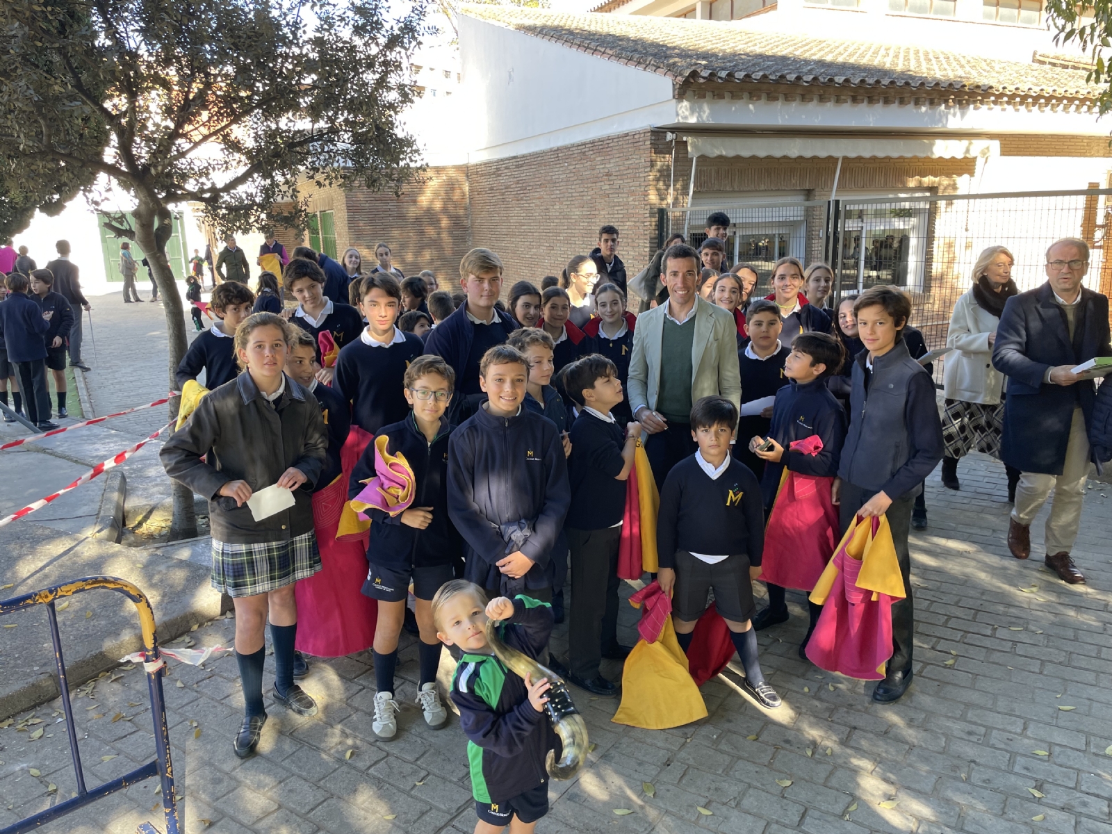 David de Miranda emociona al alumnado del Colegio Montaigne en una jornada que unió tradición, valores y tauromaquia