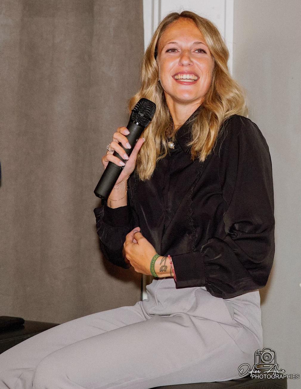 Melanié Huertas llena el aforo en Béziers con un coloquio íntimo sobre su mirada al mundo del toro