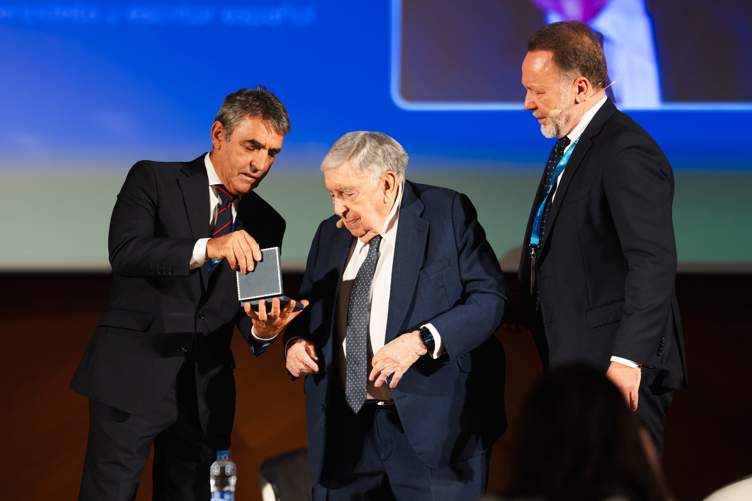 Luis María Anson recibe el reconocimiento del mundo del toro por su incondicional defensa de la tauromaquia