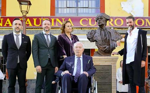 Camas homenajea a Curro Romero con la inauguración de un busto en su Peña Taurina
