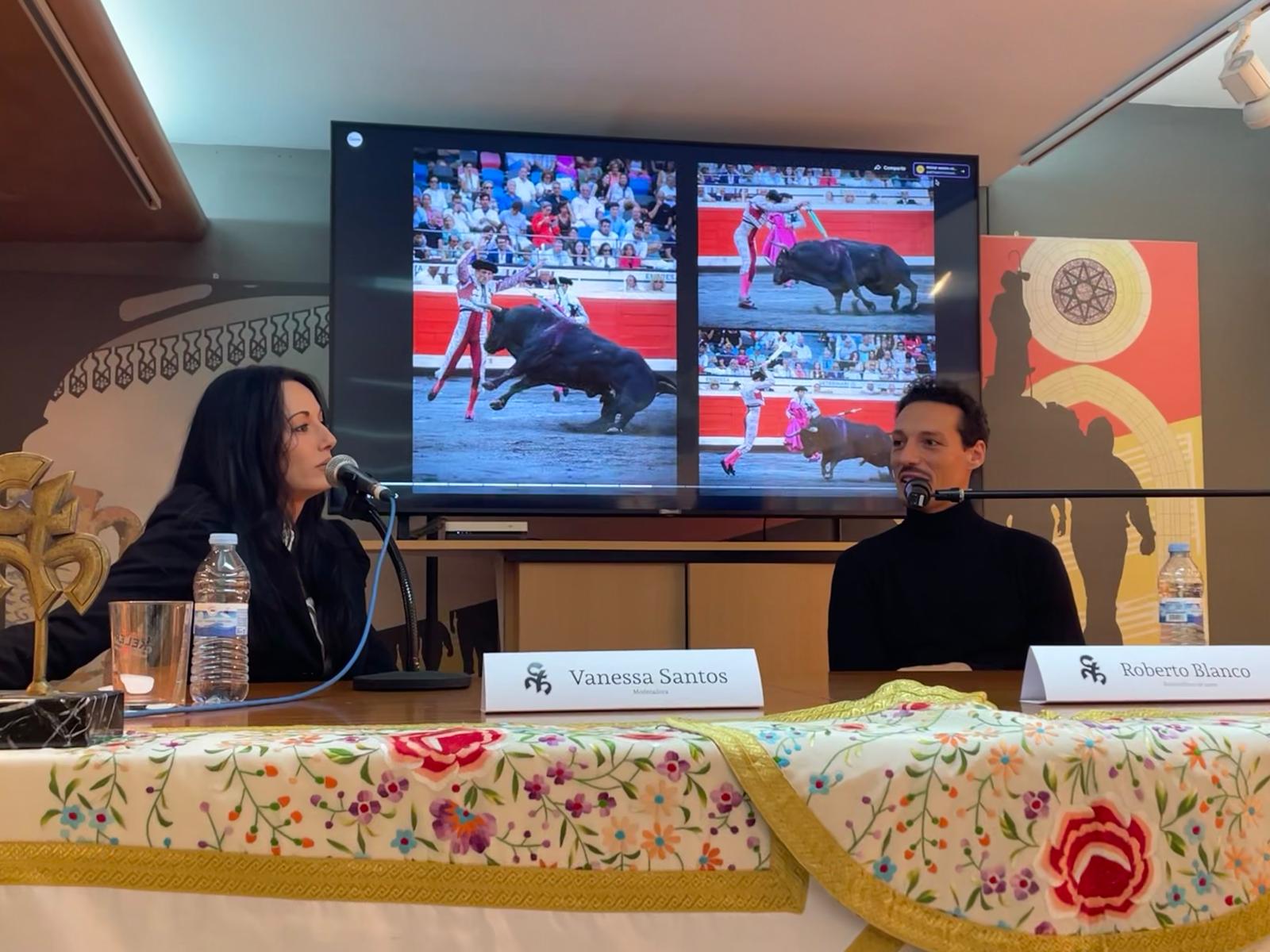 La Semana Cultural de Llodio reivindica la figura de Roberto Blanco en una emotiva tertulia