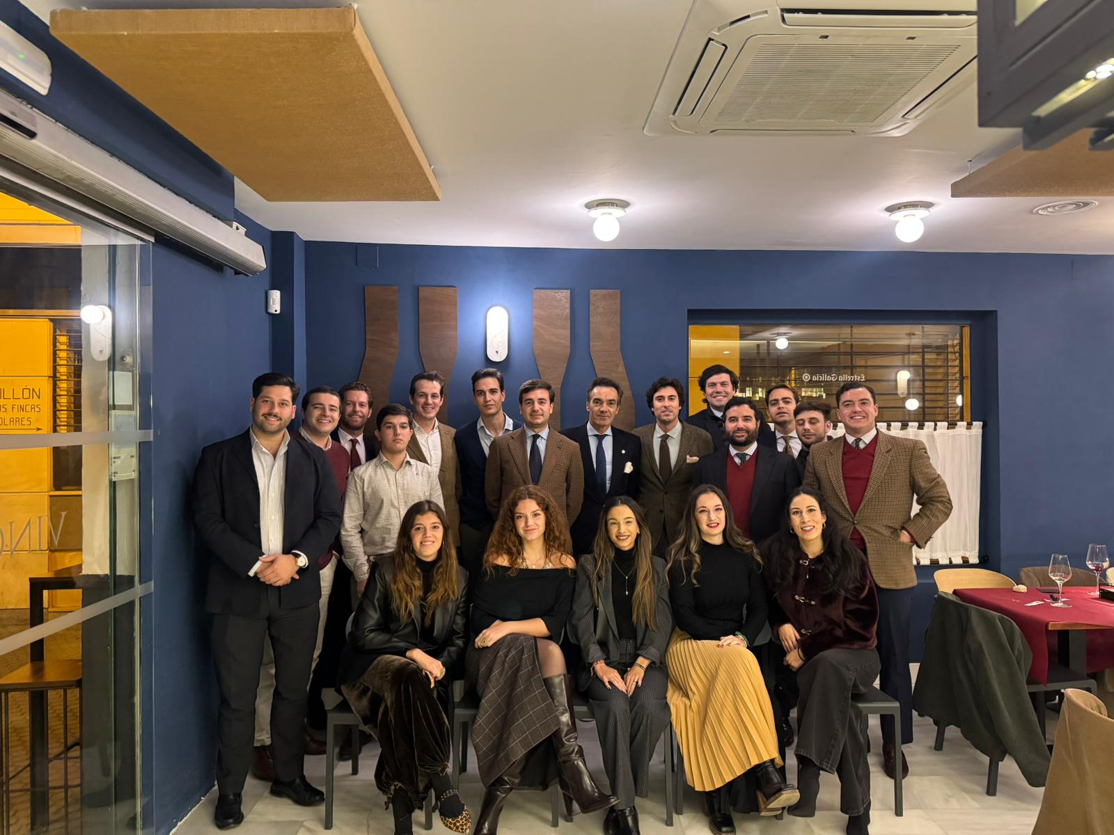 El Círculo Taurino Puerta Carmona celebra una tertulia con El Cid y le impone su insignia de plata