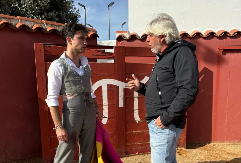 El torero cordobés y su nuevo mentor sellan su acuerdo con el tradicional apretón de manos y comienzan una etapa con la vista puesta en las grandes plazas durante la temporada 2026