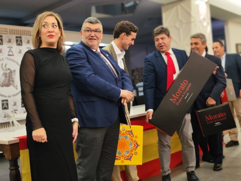 Fernando Adrián recibe el premio a la Mejor Faena con Victorino Martín por su histórico indulto a “Heráldico”