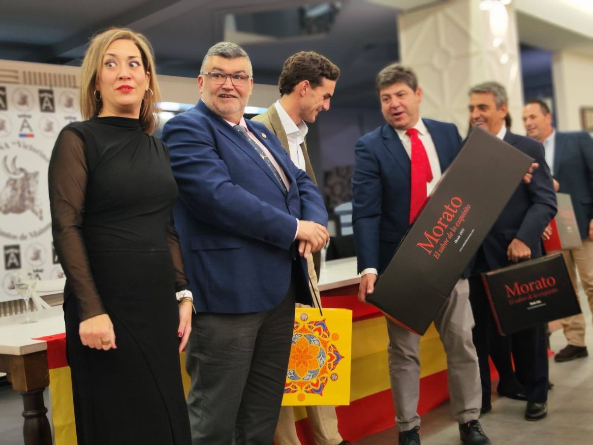 Fernando Adrián recibe el premio a la Mejor Faena con Victorino Martín por su histórico indulto a “Heráldico”