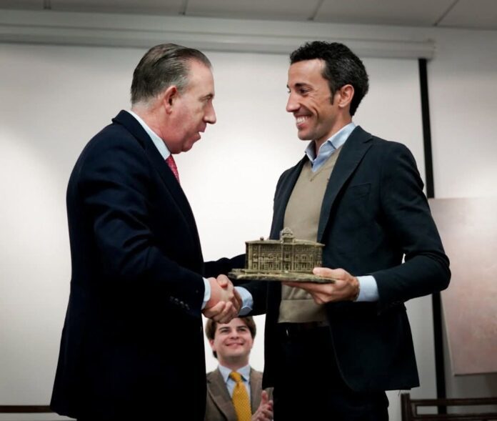 David de Miranda, recibe en Aracena el trofeo al ‘Triunfador de la Feria'