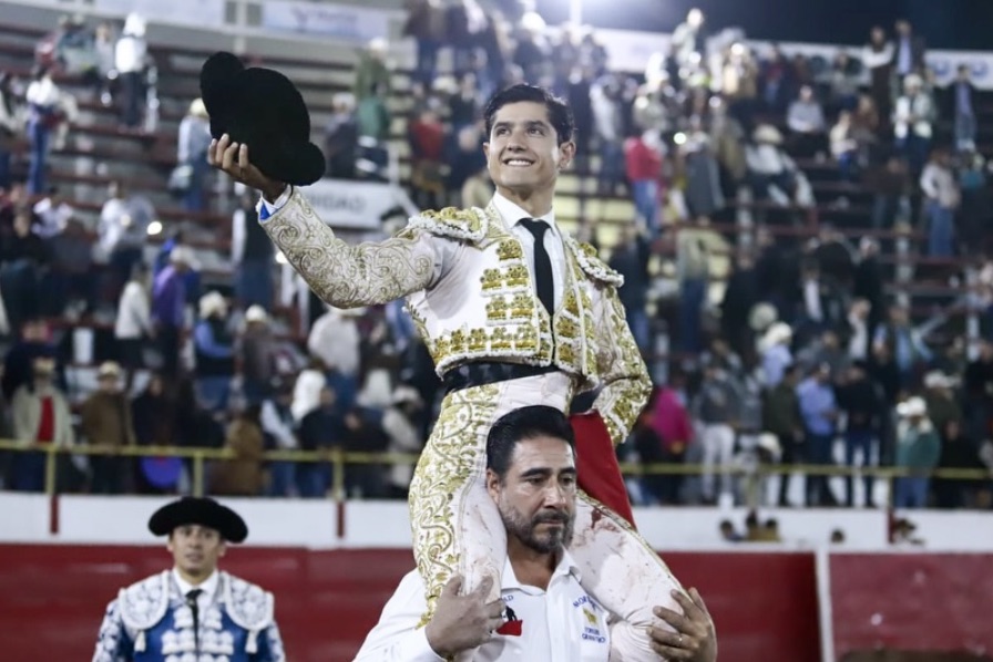 Luis David Adame sale a hombros en Uriangato tras una gran tarde con un bravo encierro de San Martín