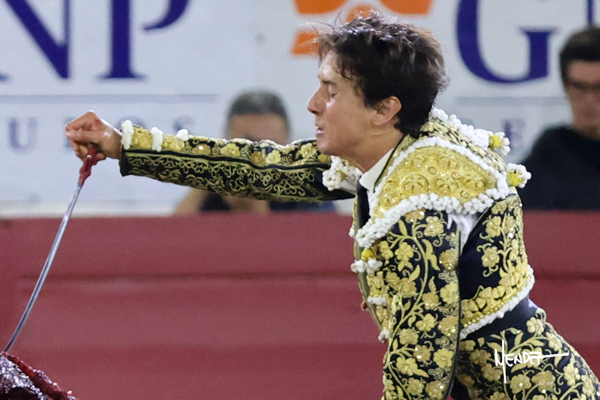 Descafeinada Corrida de la Luces Guadalupana en León en la que Roca Rey resulta fracturado de un dedo de la mano derecha